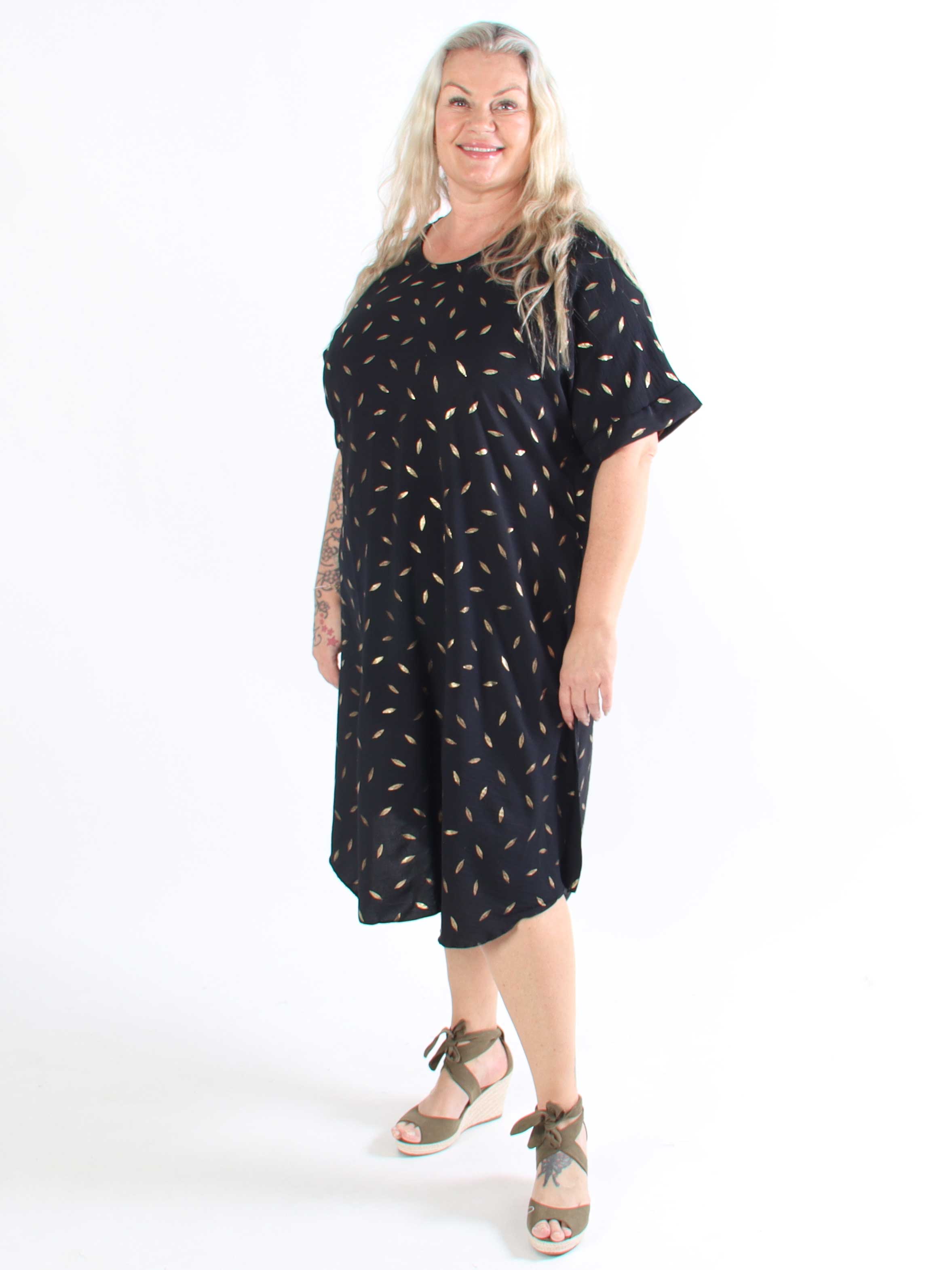 Valentina - Söt klänning i plusstorlek med fina guldblad